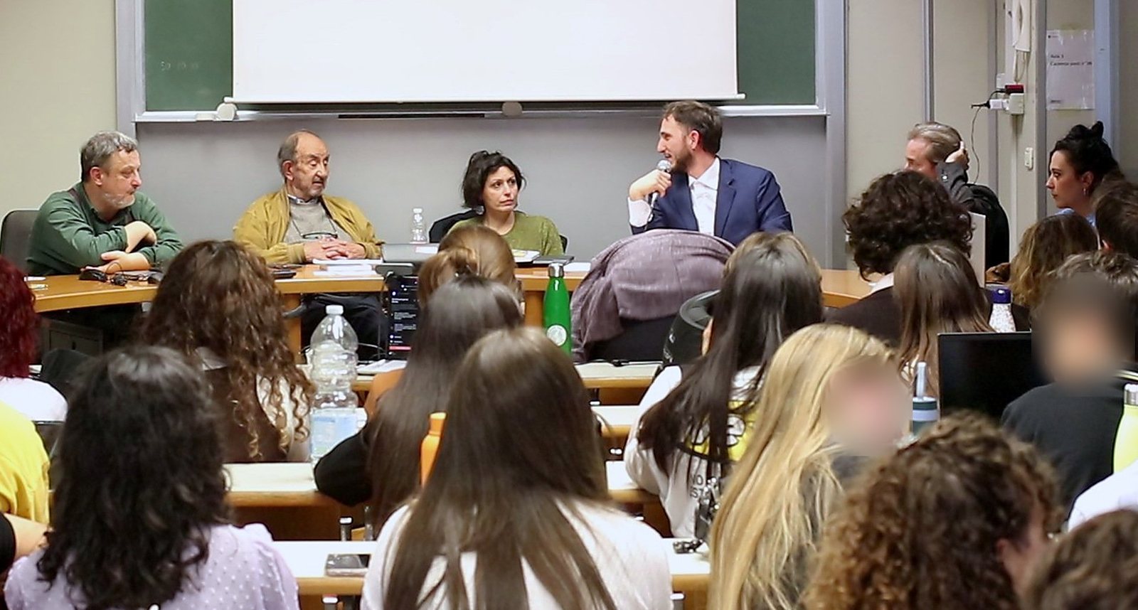 Giuseppe D'Avino interviene davanti a un'aula di studenti