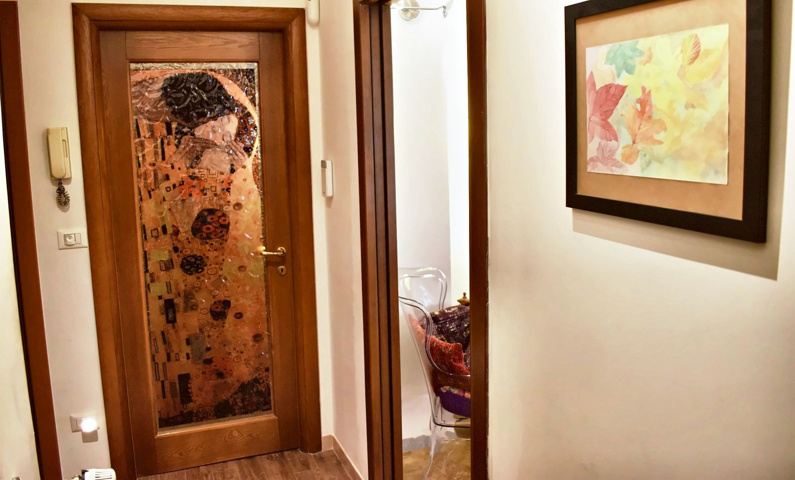 Il corridoio con la porta in vetro decorato