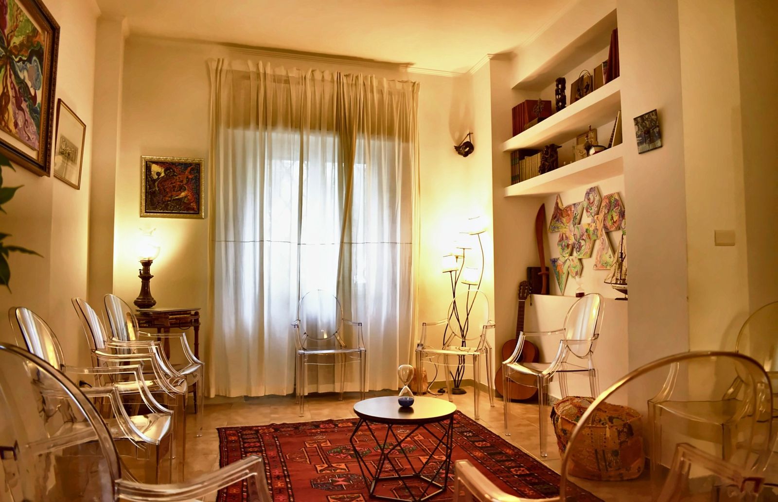 La sala dello studio, con luce naturale e tappeto